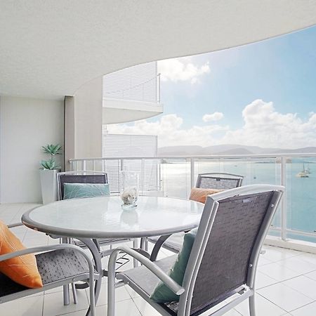 At Marina Shores Airlie Beach Εξωτερικό φωτογραφία A balcony