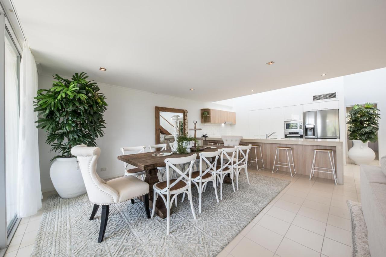At Marina Shores Airlie Beach Εξωτερικό φωτογραφία A staged dining room