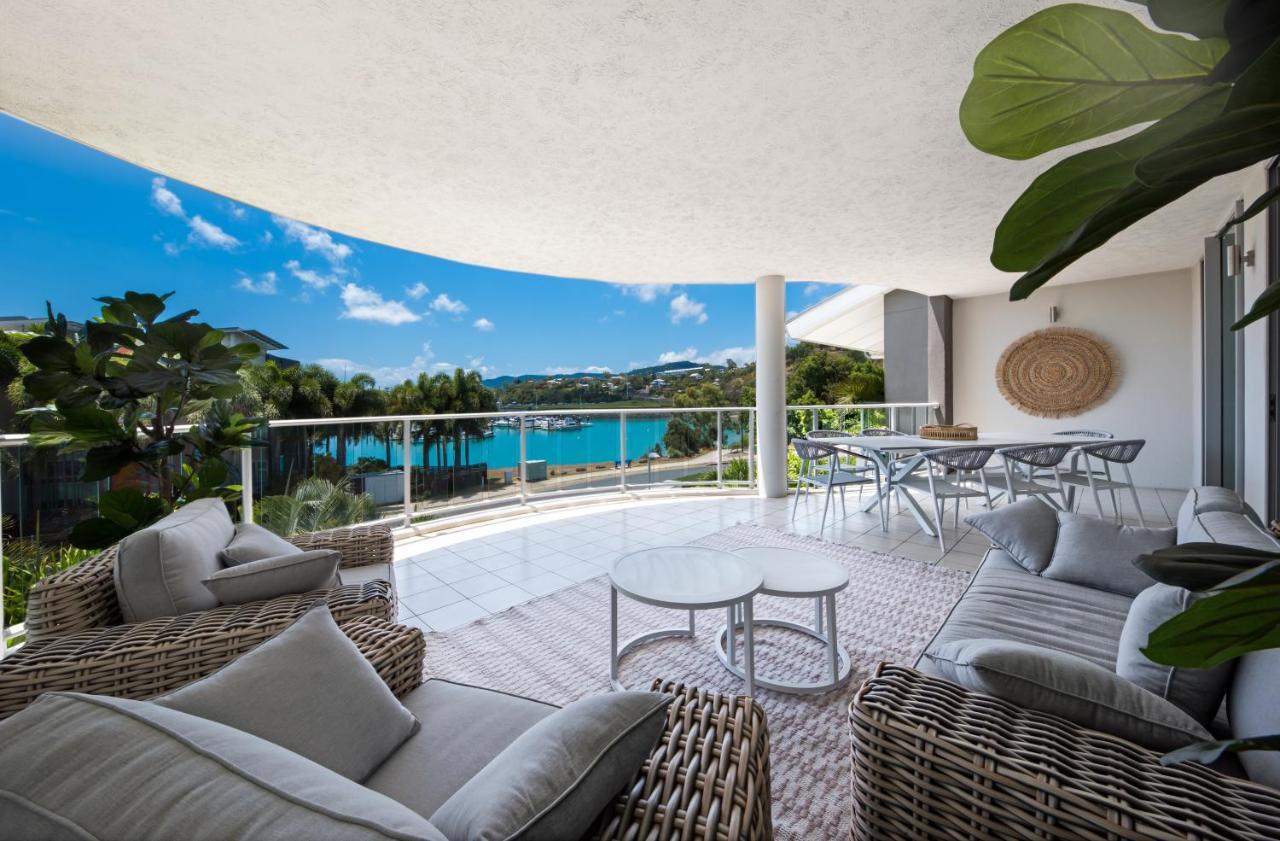 At Marina Shores Airlie Beach Εξωτερικό φωτογραφία The view from the balcony of a penthouse apartment at the resort