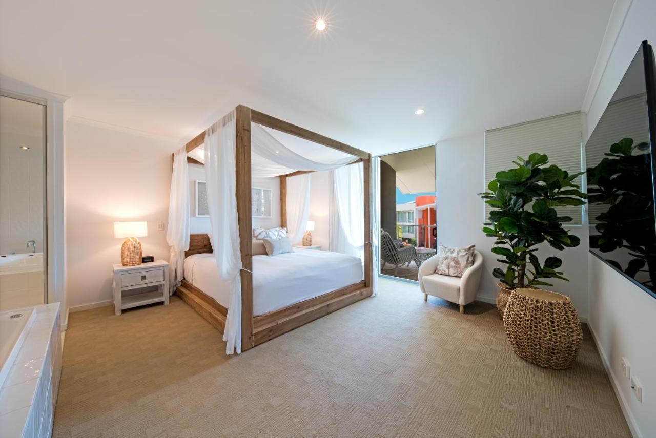 At Marina Shores Airlie Beach Εξωτερικό φωτογραφία A bedroom in a house