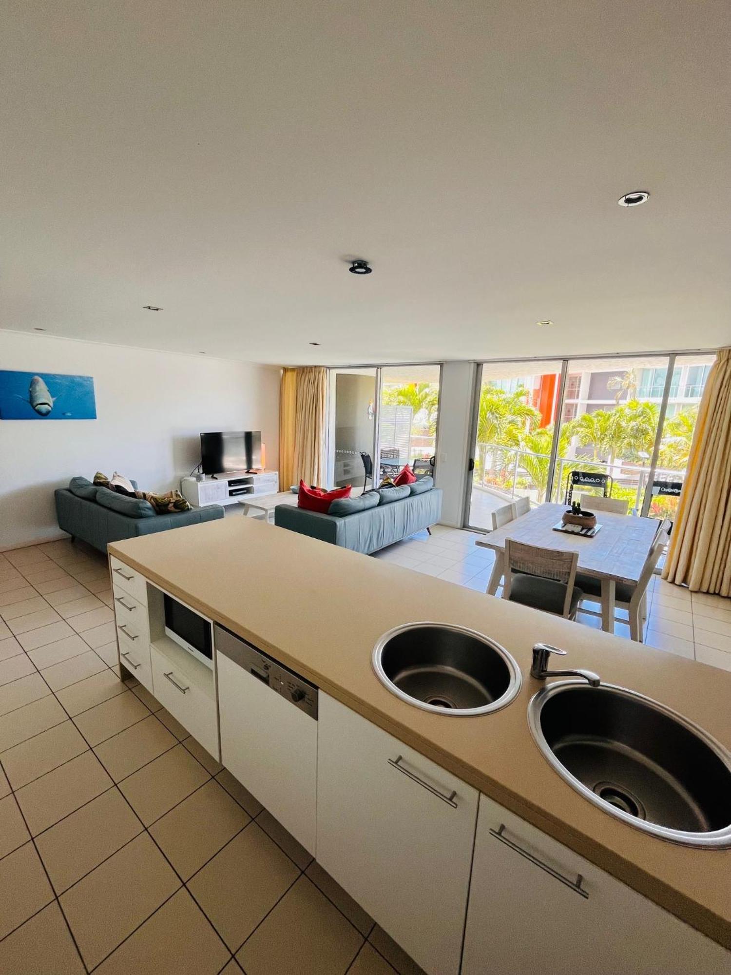 At Marina Shores Airlie Beach Εξωτερικό φωτογραφία A typical apartment interior