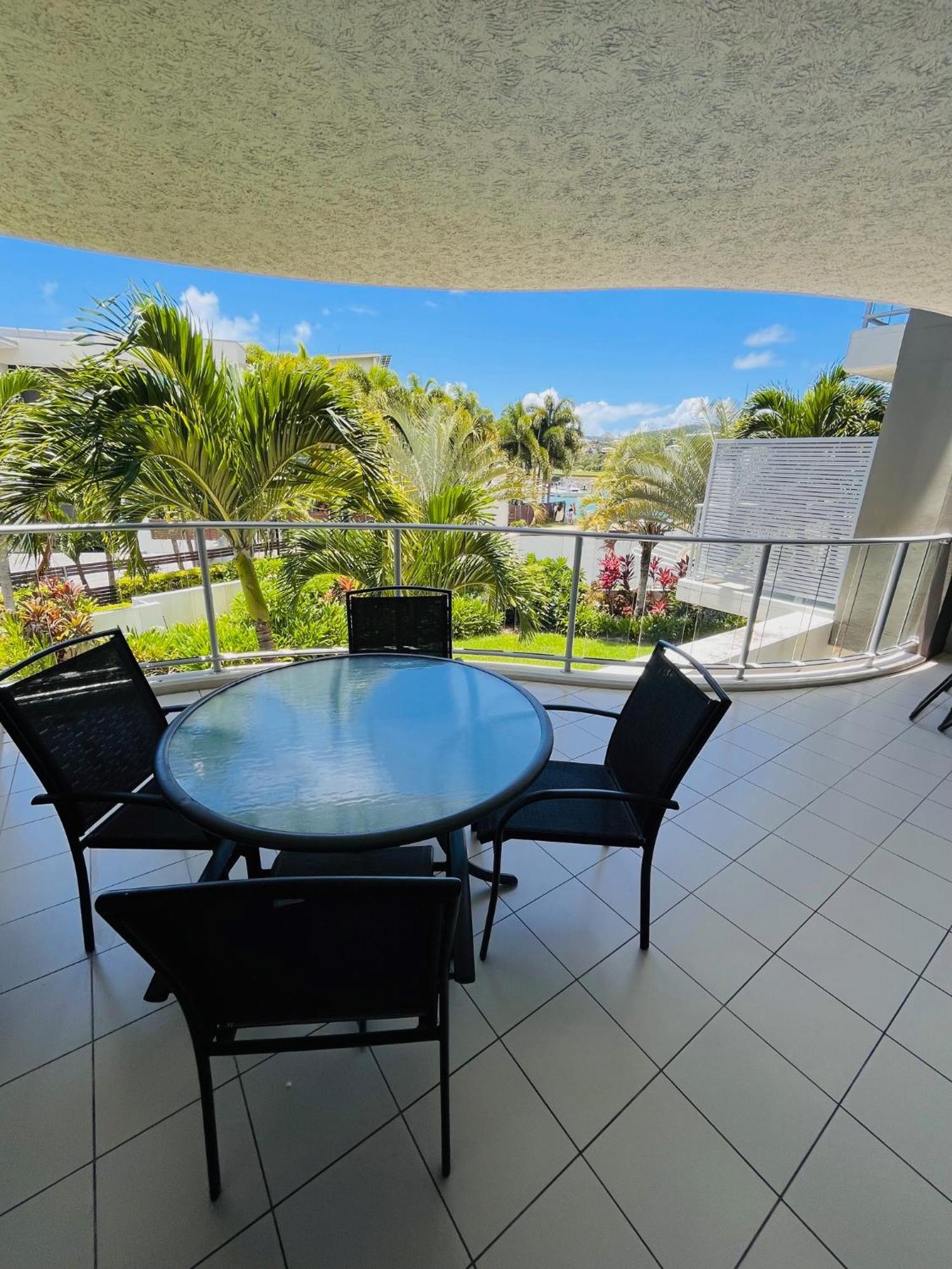 At Marina Shores Airlie Beach Εξωτερικό φωτογραφία A balcony at the Sheraton Resort