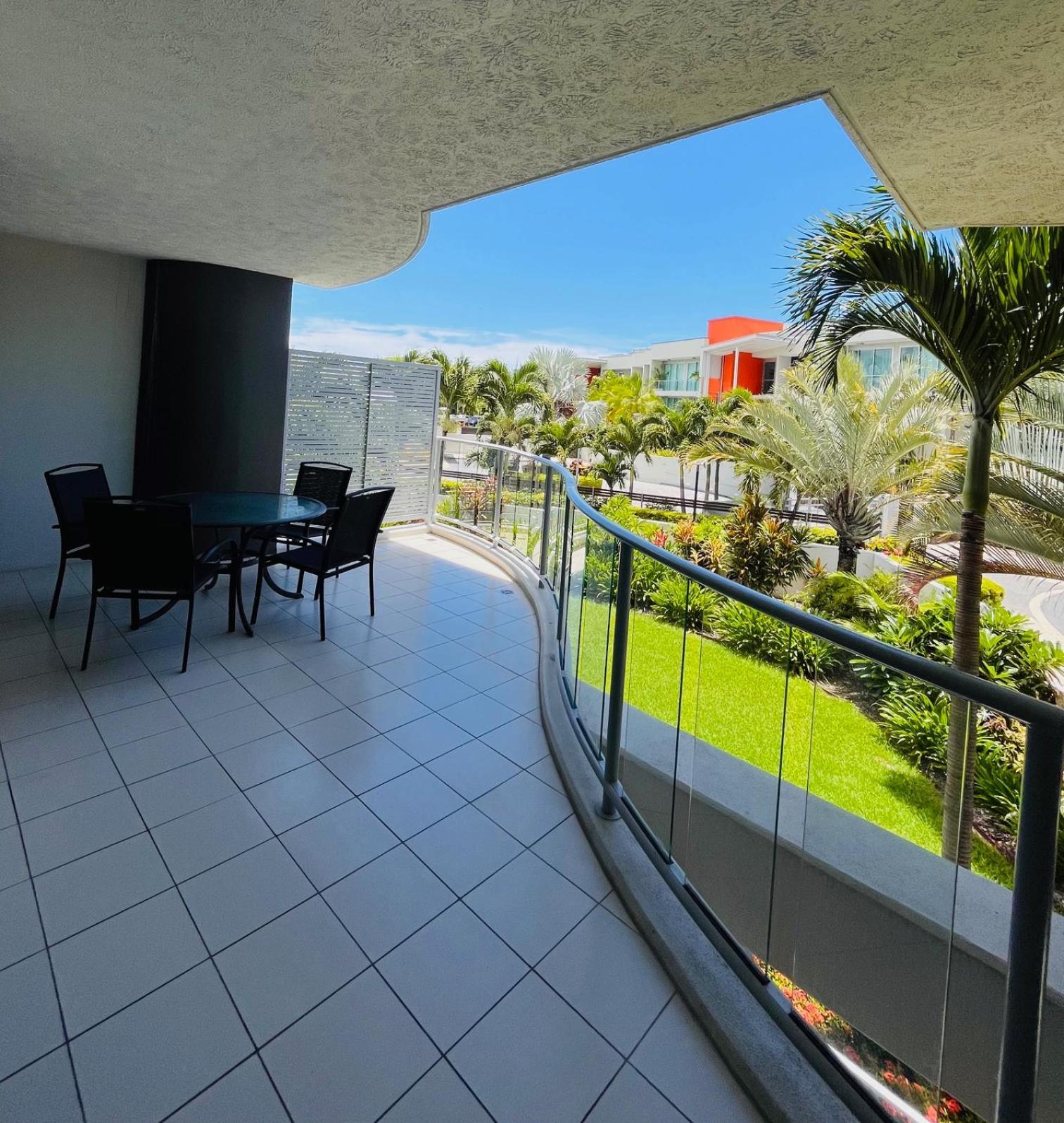 At Marina Shores Airlie Beach Εξωτερικό φωτογραφία Balcony of a condo in Florida
