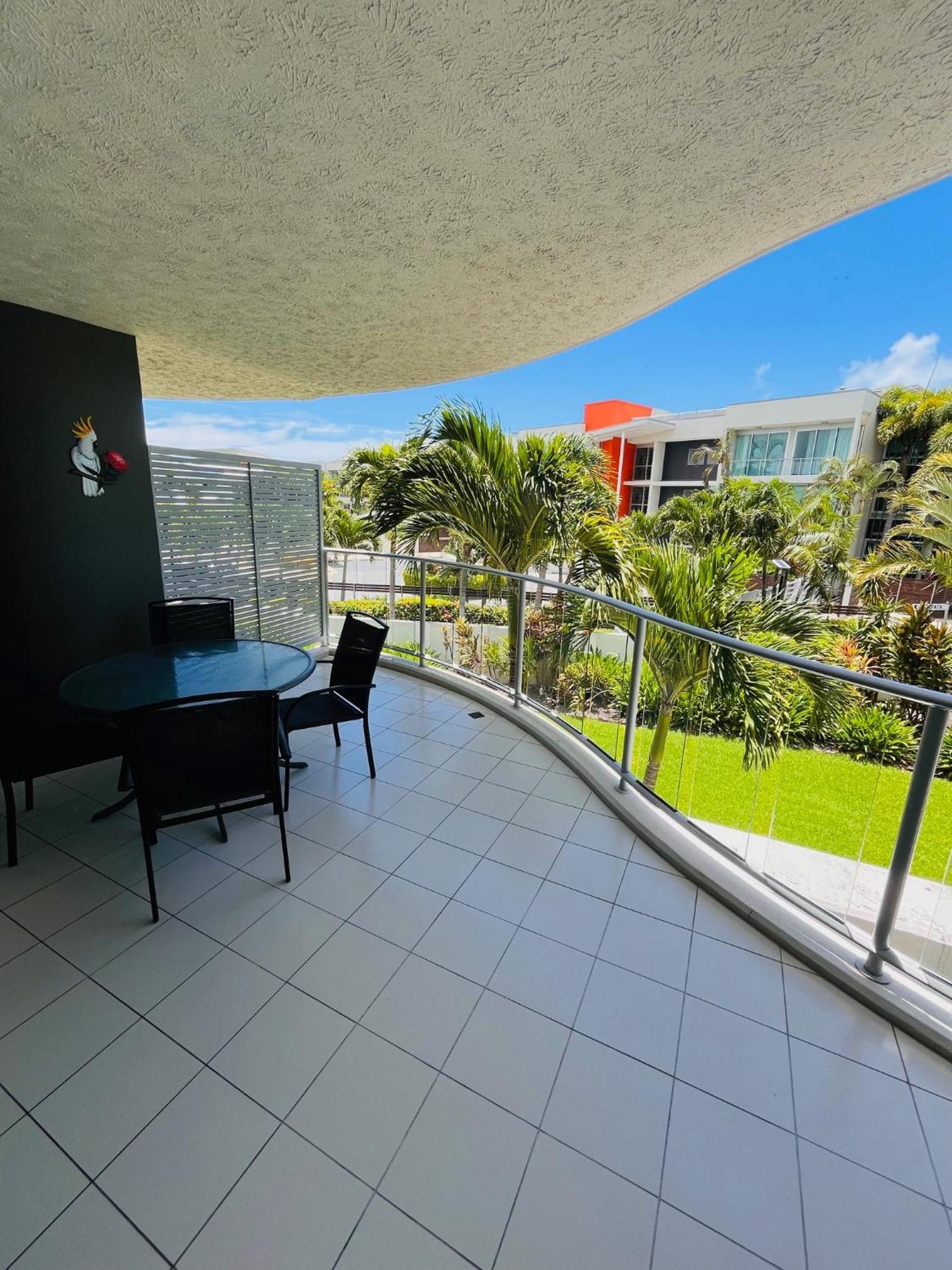 At Marina Shores Airlie Beach Εξωτερικό φωτογραφία A balcony in a residential apartment