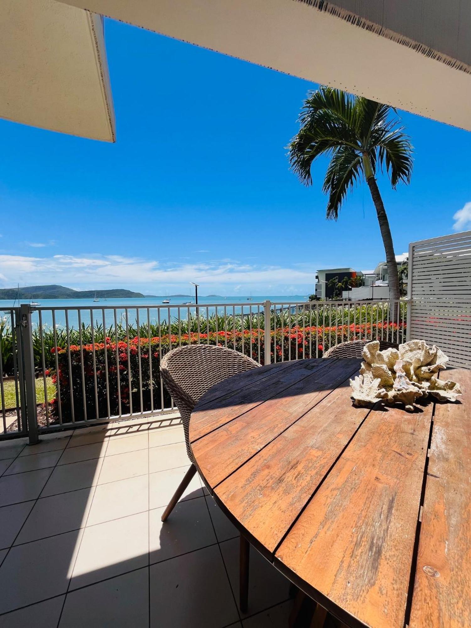 At Marina Shores Airlie Beach Εξωτερικό φωτογραφία View of the bay from a house in the suburb of Scarborough