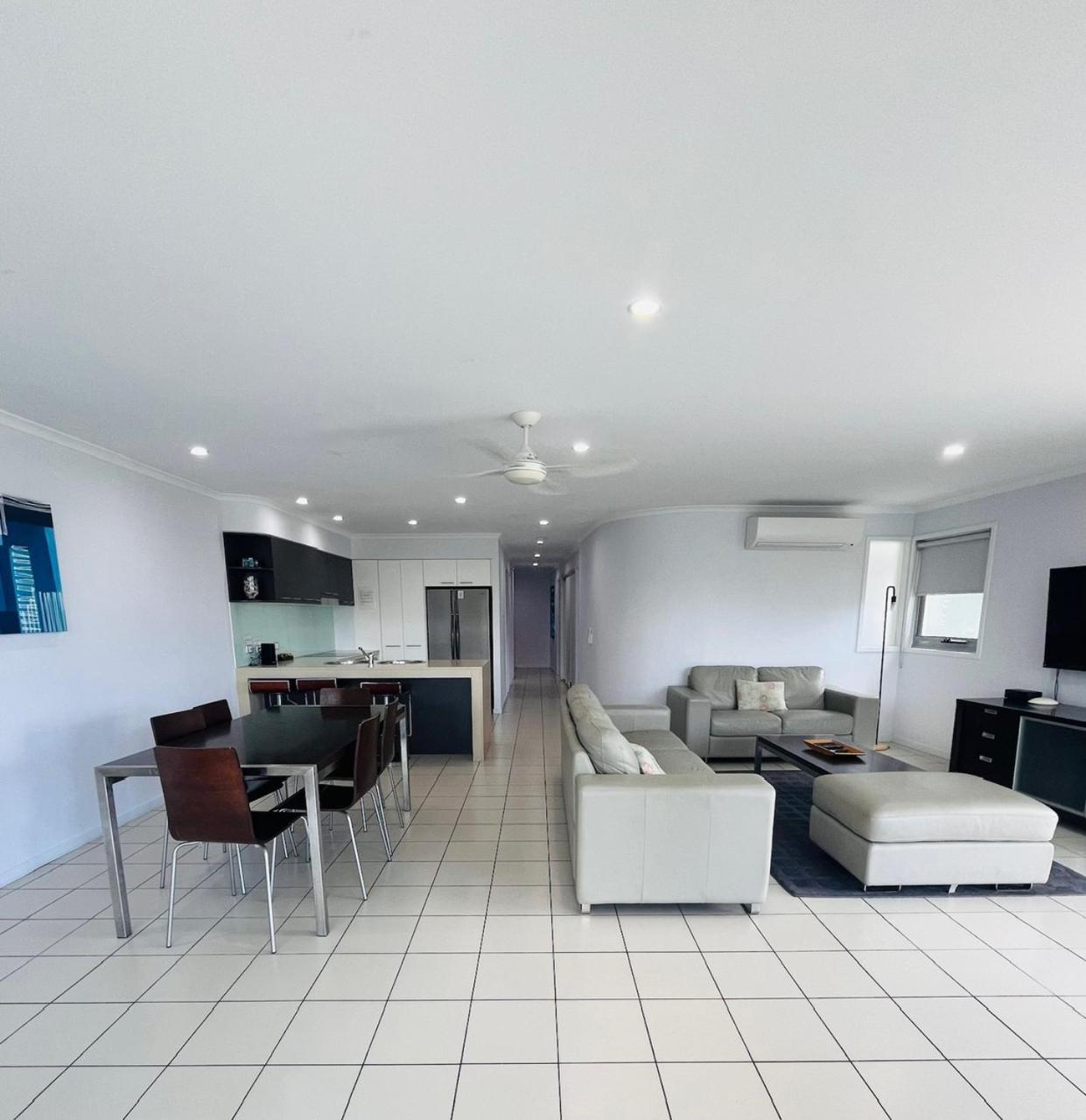 At Marina Shores Airlie Beach Εξωτερικό φωτογραφία A typical apartment interior