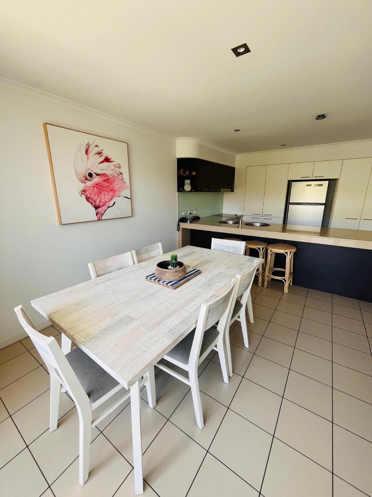 At Marina Shores Airlie Beach Εξωτερικό φωτογραφία A kitchen and dining room