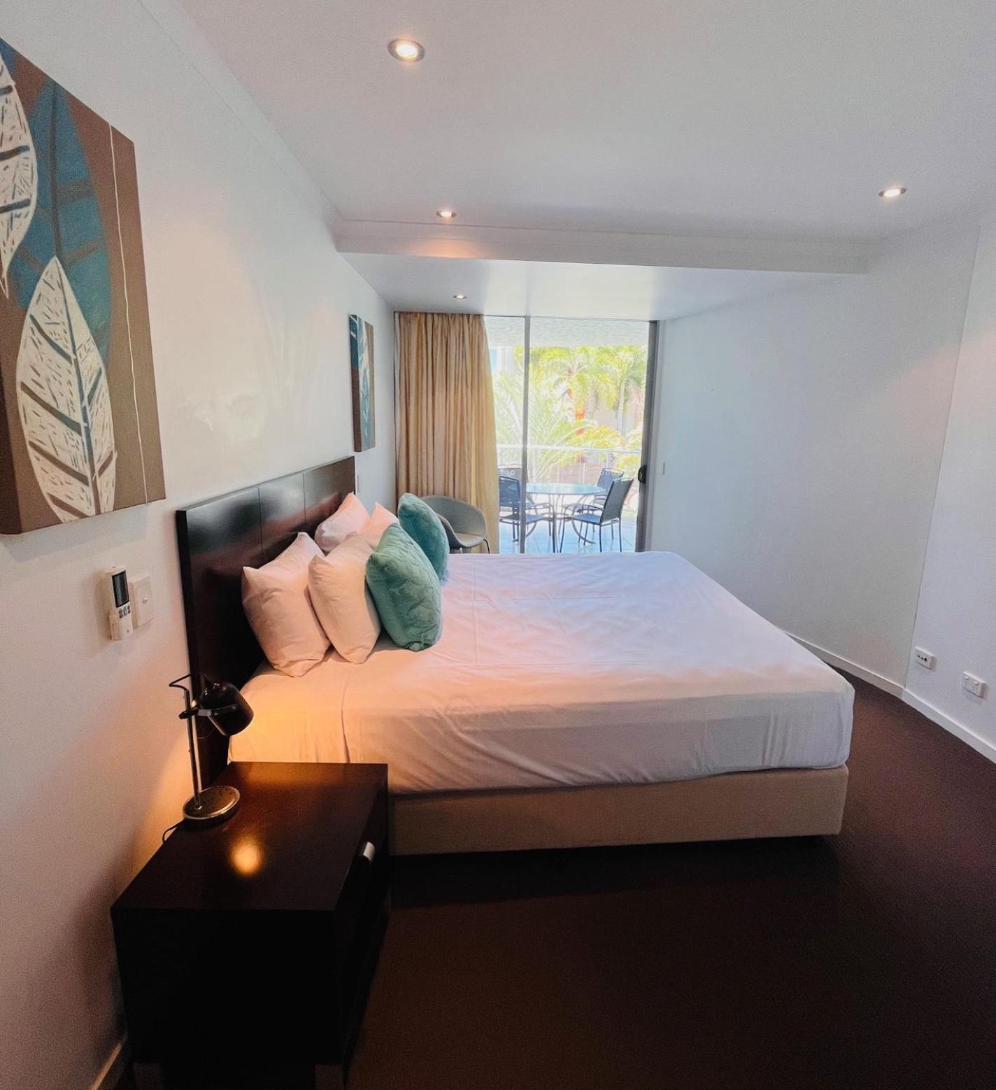 At Marina Shores Airlie Beach Εξωτερικό φωτογραφία A bedroom at the hotel
