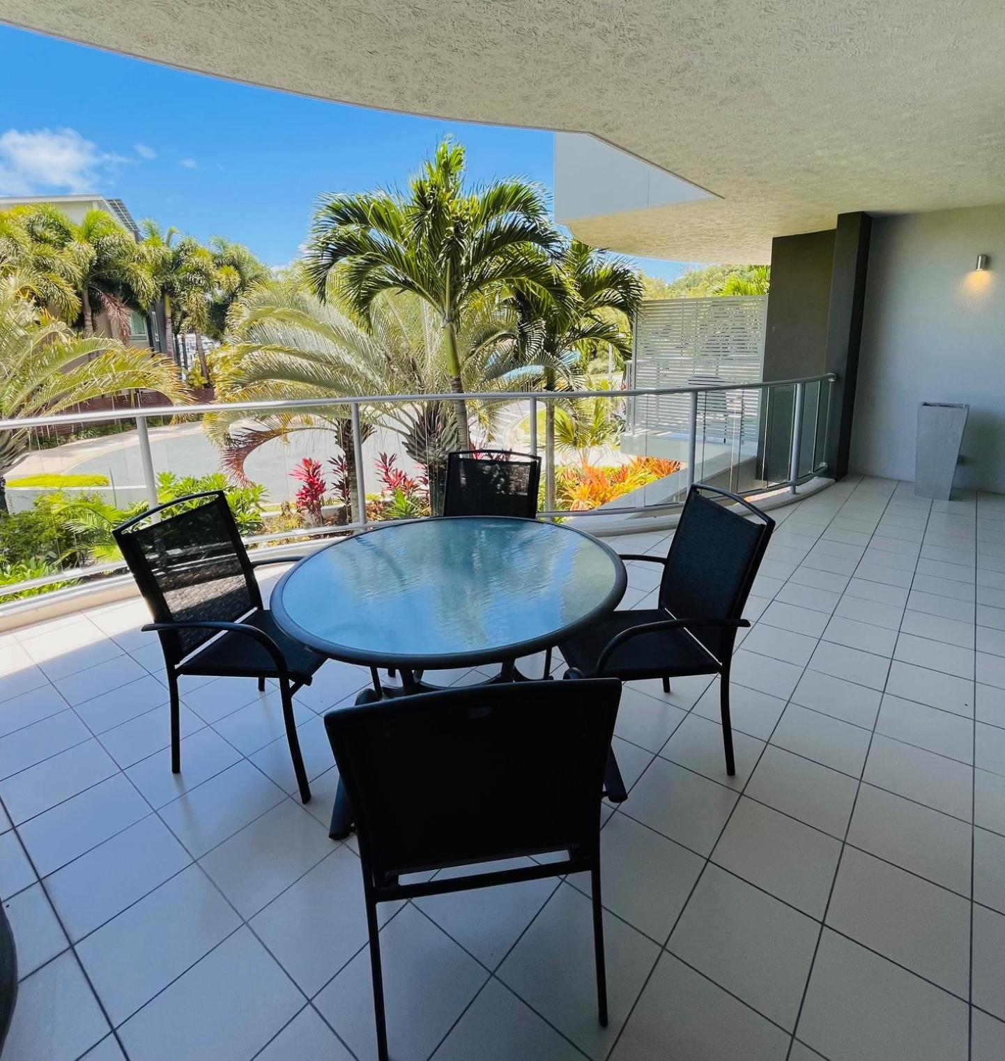 At Marina Shores Airlie Beach Εξωτερικό φωτογραφία A balcony in a residential apartment
