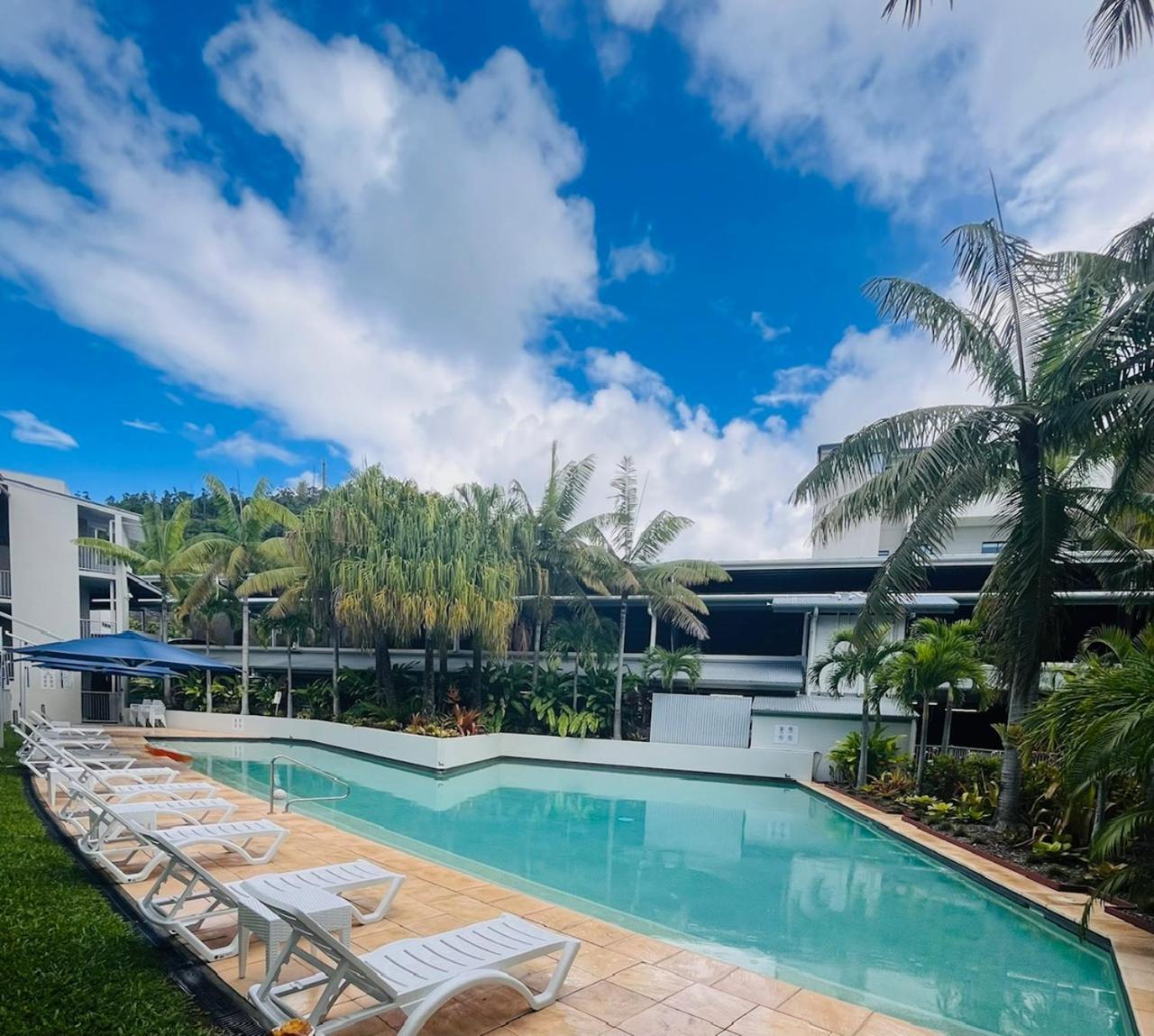 At Marina Shores Airlie Beach Εξωτερικό φωτογραφία The pool at the Mantra on Saltwater Island