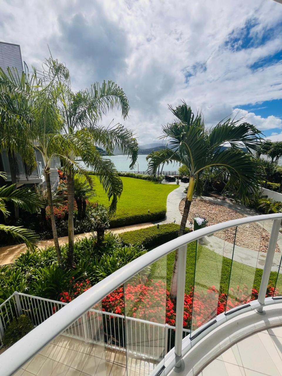 At Marina Shores Airlie Beach Εξωτερικό φωτογραφία View of the beach from the hotel