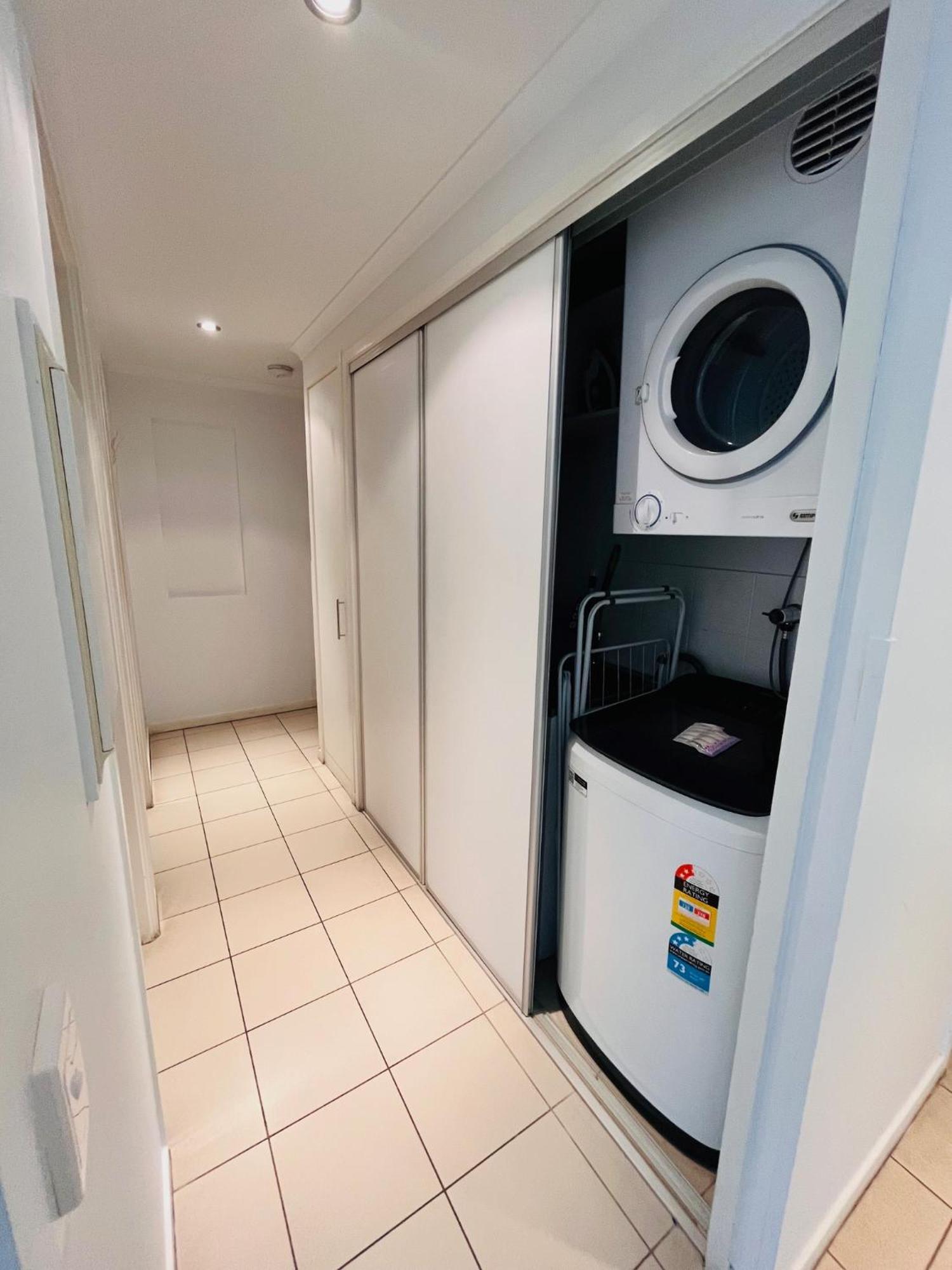 At Marina Shores Airlie Beach Εξωτερικό φωτογραφία A laundry room in a residential apartment