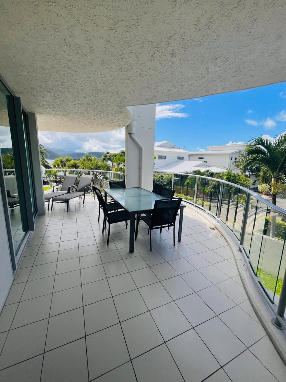At Marina Shores Airlie Beach Εξωτερικό φωτογραφία A balcony in a residential apartment
