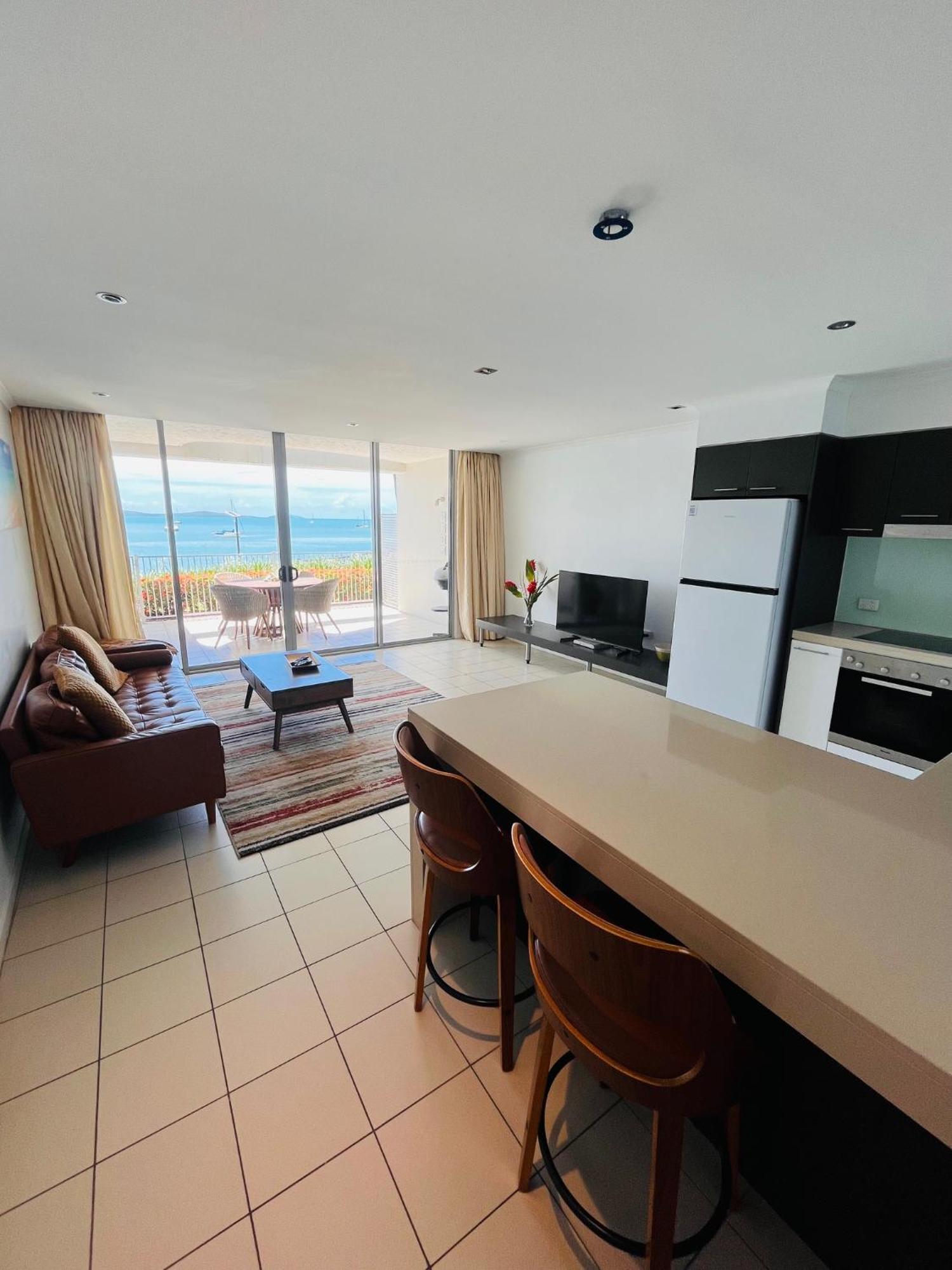 At Marina Shores Airlie Beach Εξωτερικό φωτογραφία A typical apartment at the Mantra on Mooloolaba