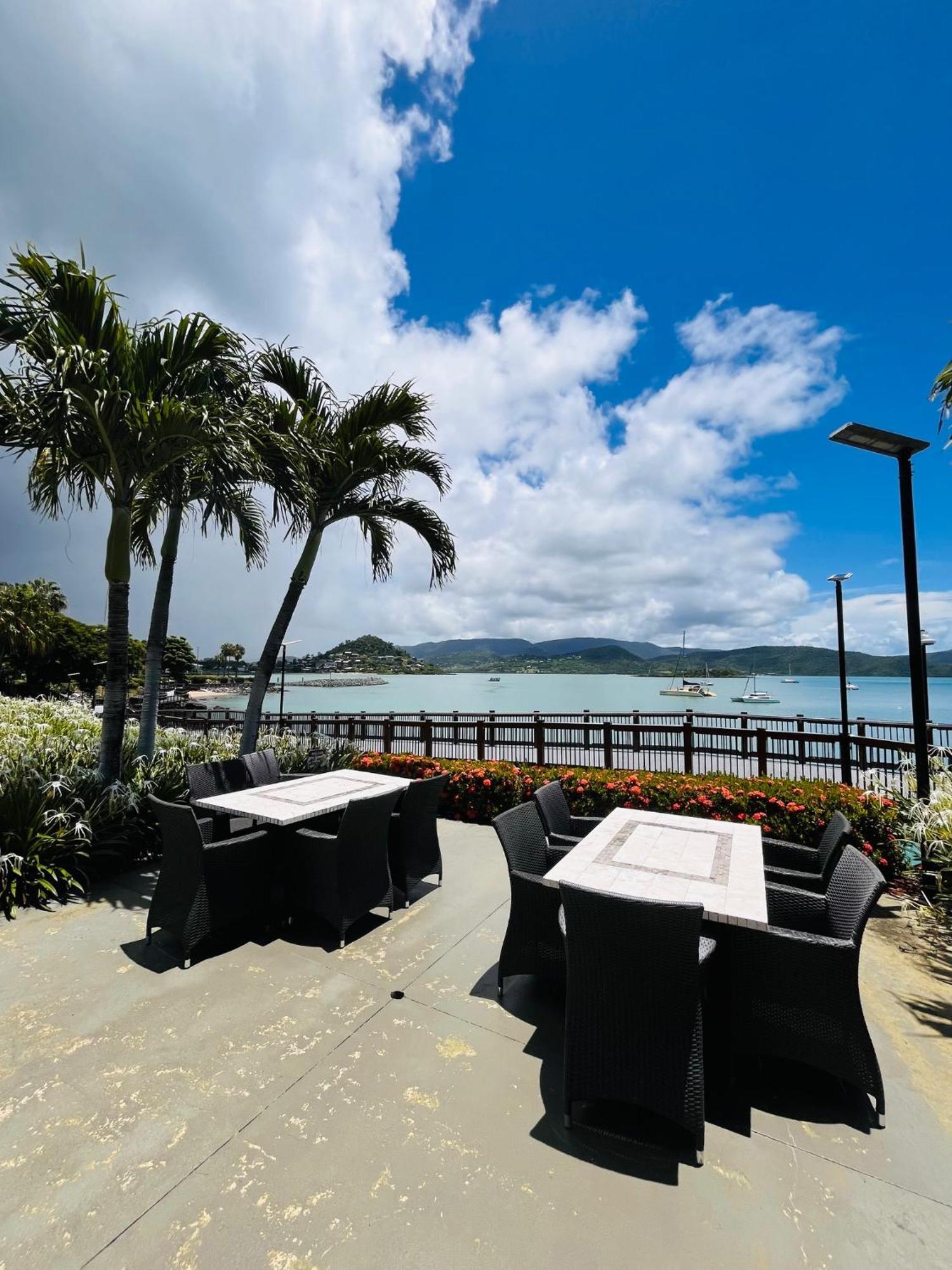 At Marina Shores Airlie Beach Εξωτερικό φωτογραφία View of the bay from the resort