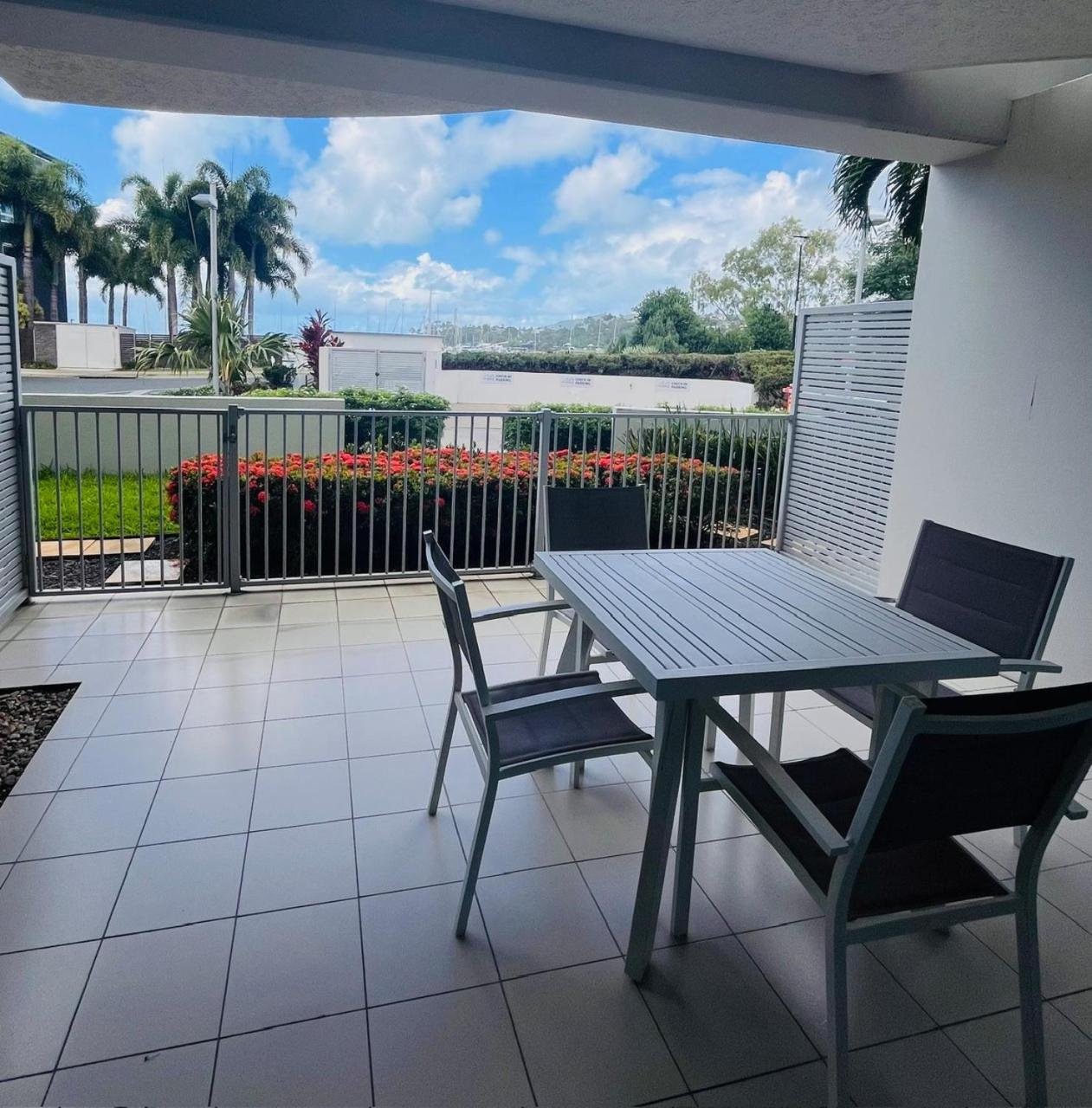 At Marina Shores Airlie Beach Εξωτερικό φωτογραφία A balcony in a residential apartment