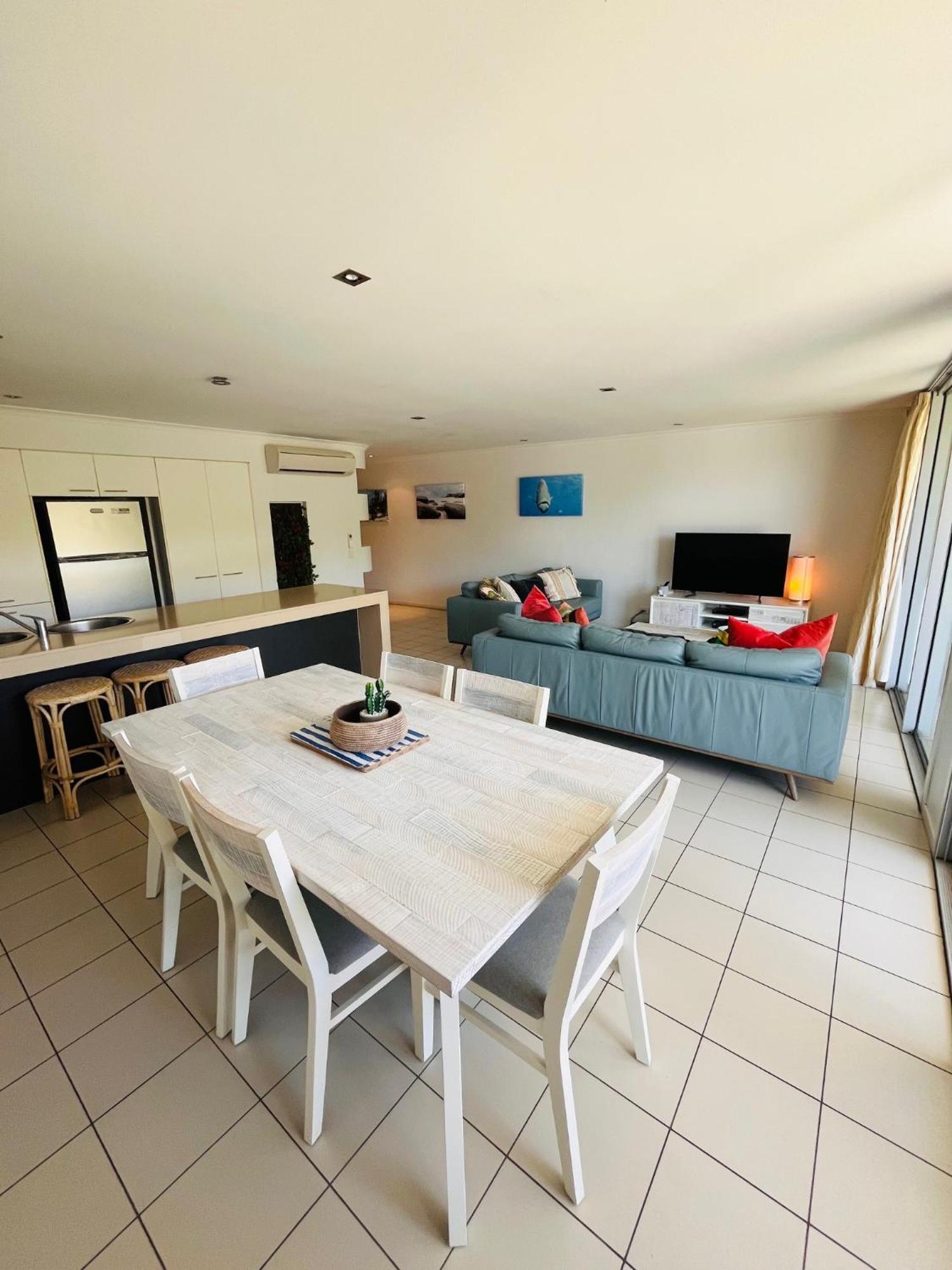 At Marina Shores Airlie Beach Εξωτερικό φωτογραφία A typical apartment at the resort