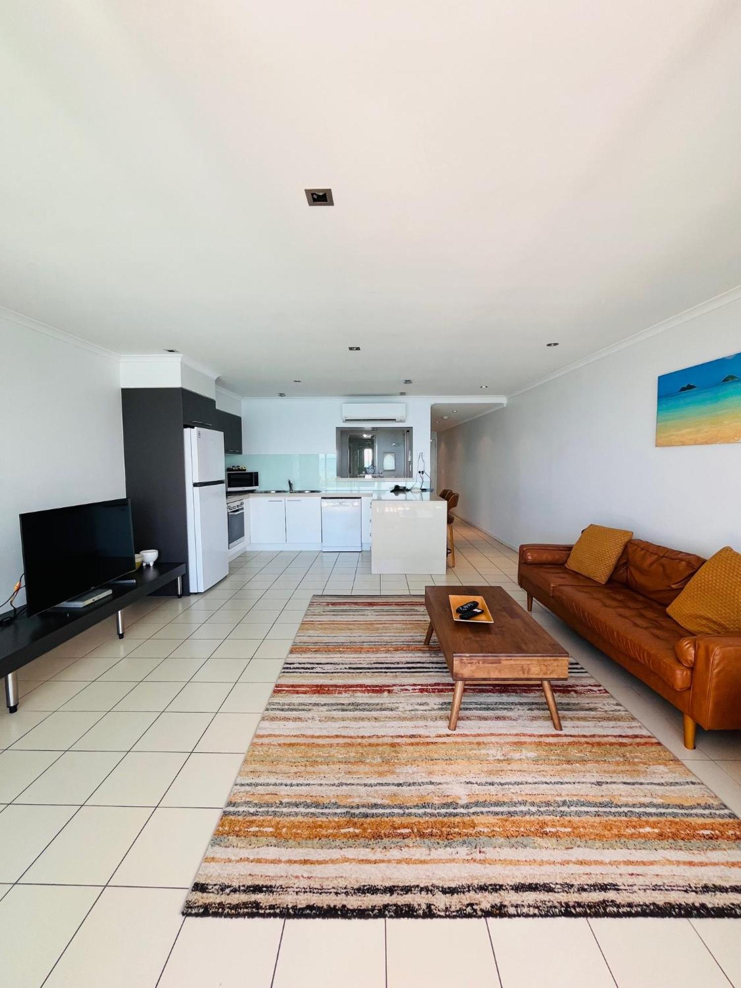 At Marina Shores Airlie Beach Εξωτερικό φωτογραφία A typical apartment interior