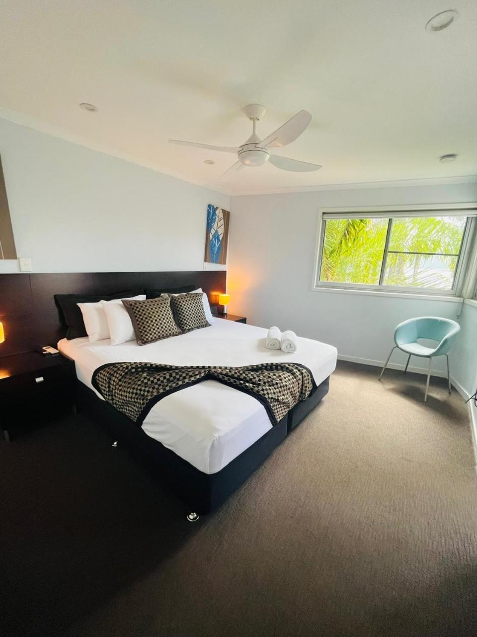 At Marina Shores Airlie Beach Εξωτερικό φωτογραφία A bedroom at the hotel