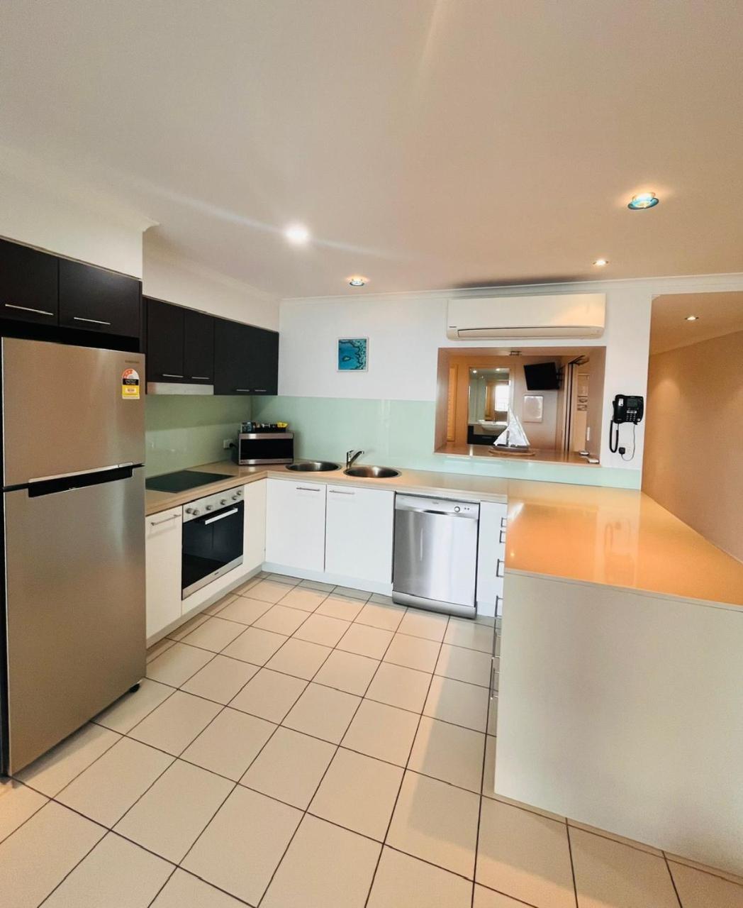 At Marina Shores Airlie Beach Εξωτερικό φωτογραφία A modern Australian kitchen