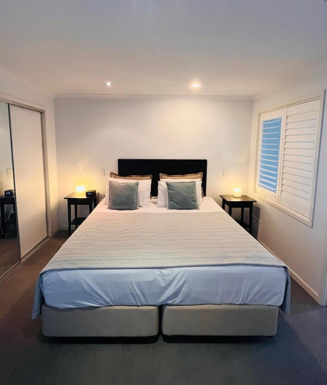 At Marina Shores Airlie Beach Εξωτερικό φωτογραφία A bedroom in a typical apartment