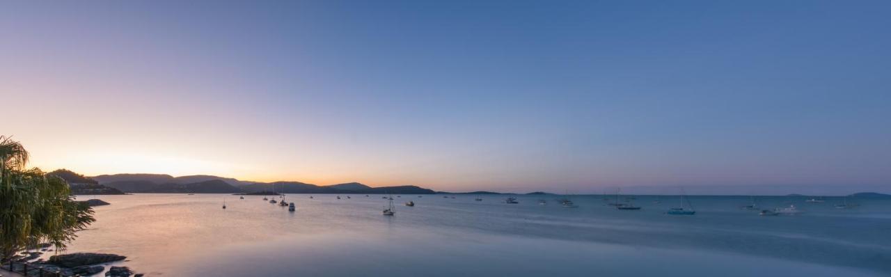 At Marina Shores Airlie Beach Εξωτερικό φωτογραφία Sunset over the Gulf of Roses