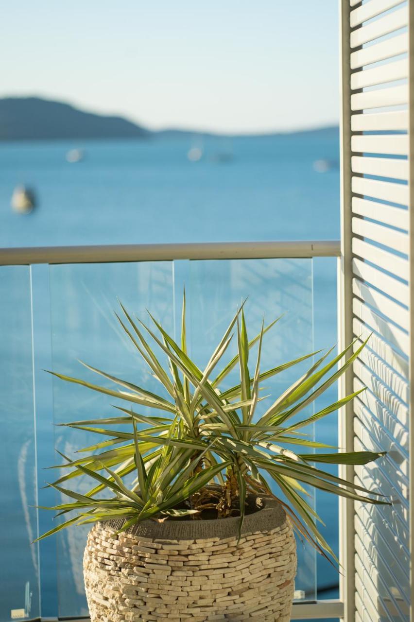 At Marina Shores Airlie Beach Εξωτερικό φωτογραφία A glass balustrade