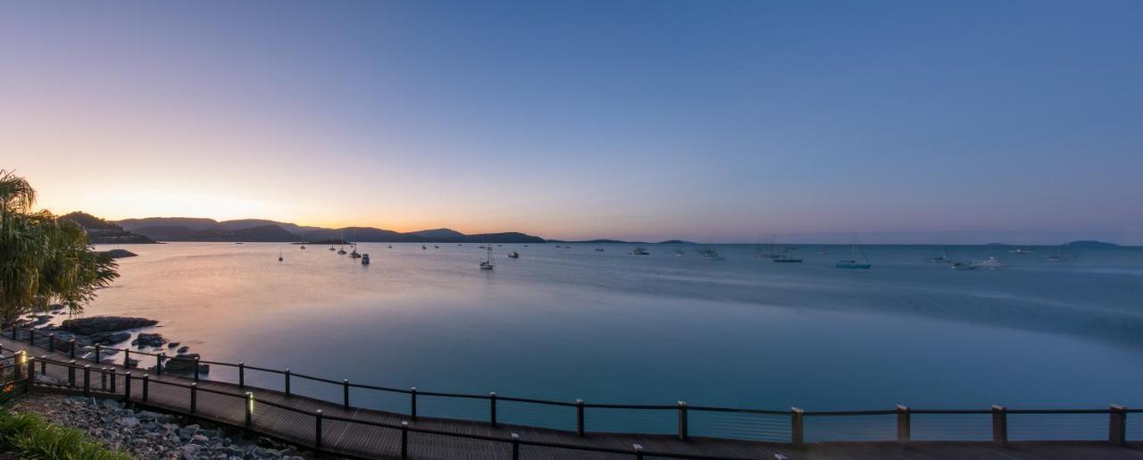 At Marina Shores Airlie Beach Εξωτερικό φωτογραφία View of the bay from the promenade